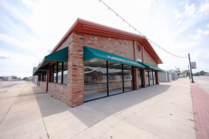 More Photos Of 300 W Grand Ave, Ponca City Freestanding For Sale