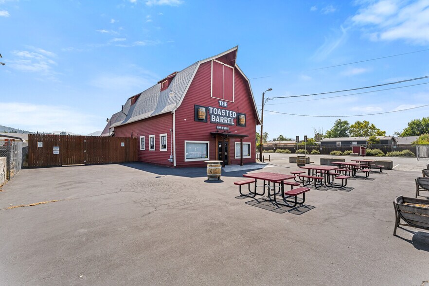More Photos Of 2039 Redwood Ave, Grants Pass Restaurant For Sale