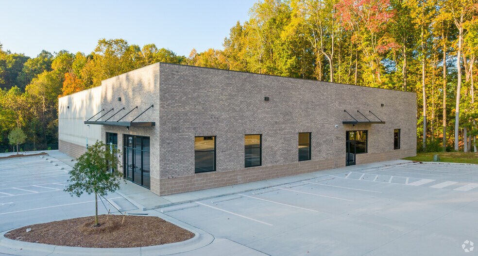 More Photos Of 4204 Virtuous St, Garner Showroom For Lease