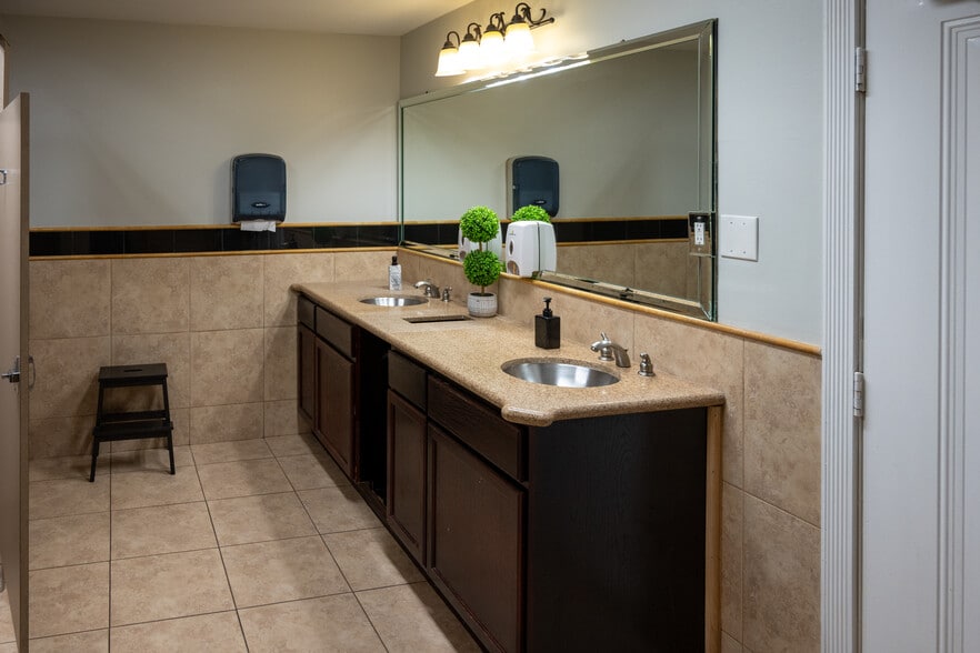 More Photos Of 1401 Cedar Post Ln, Houston Warehouse For Sale