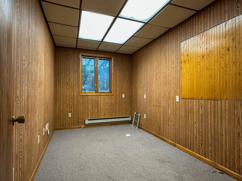More Photos Of 233 S 8th St, Medford Office For Sale
