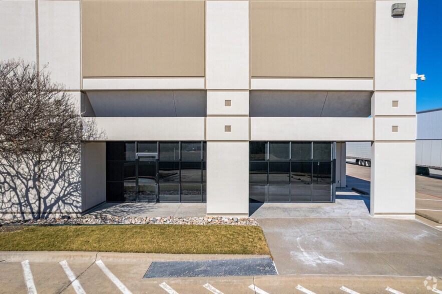 More Photos Of 660 N Dorothy Dr, Richardson Distribution For Lease