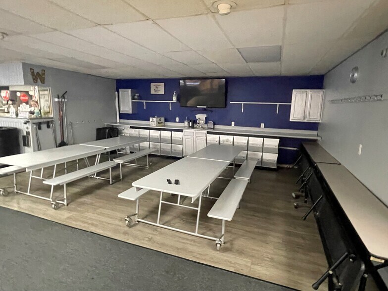 More Photos Of 841-869 Jones Hill Rd, West Haven Storefront For Sale