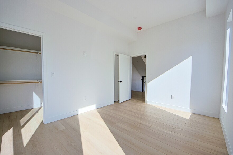 More Photos Of 6401 Odessa Ave, Lake Balboa Multifamily For Sale