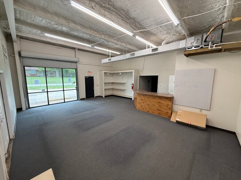 More Photos Of 1601 Spring Dr, Opelika Showroom For Lease