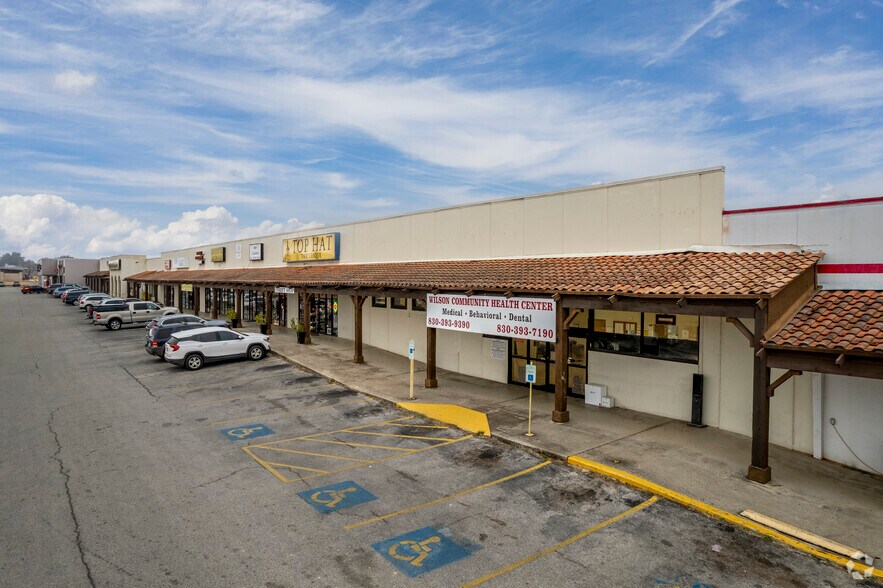 More Photos Of 540 10th St, Floresville Storefront For Lease
