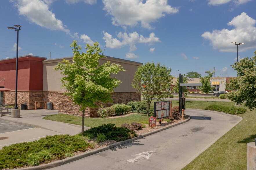 More Photos Of 808 NW State Route 7, Blue Springs Fast Food For Lease