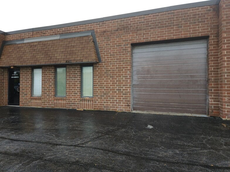 More Photos Of 840-876 N Ridge Ave, Lombard Warehouse For Lease