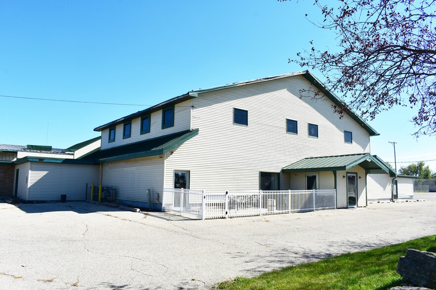 More Photos Of 1901 Beloit Ave, Janesville Bar For Sale