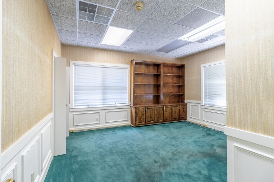 More Photos Of 1421 Ross Dr, Dalton Office For Sale