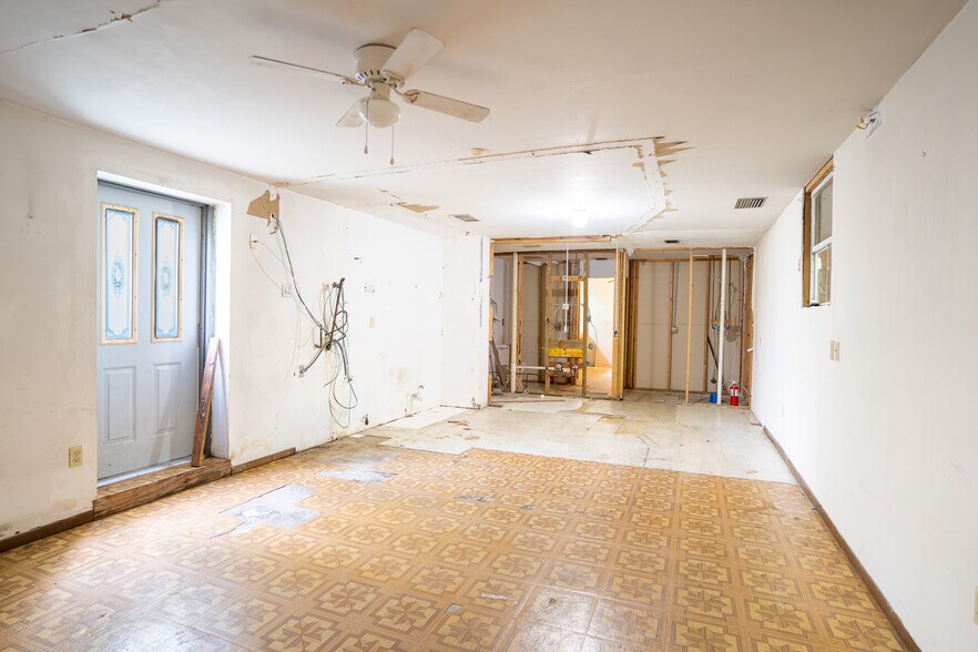 More Photos Of 220 Davenport Blvd, Davenport General Retail For Sale