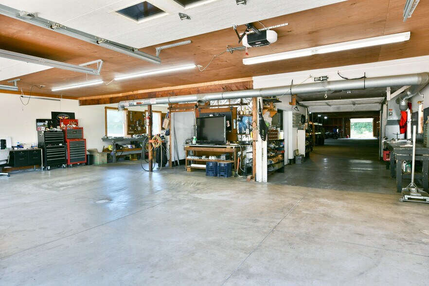 More Photos Of 4085 Herner County Line Rd, Southington Showroom For Sale