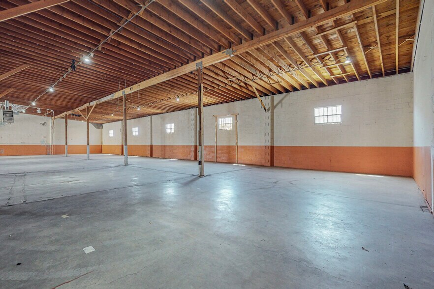 More Photos Of 1823 Commercial St NE, Albuquerque Warehouse For Sale
