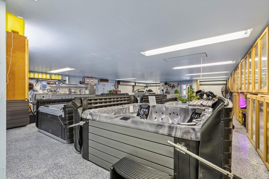 More Photos Of 10699 Aviation Blvd, Marathon General Retail For Sale