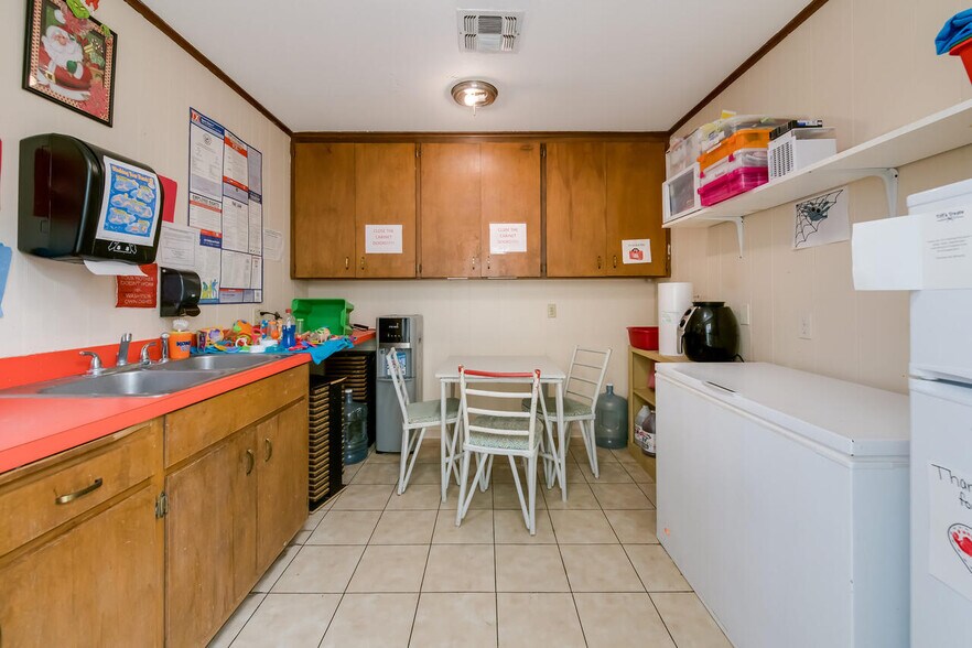 More Photos Of 2000 N 25th St, Waco Daycare Center For Sale