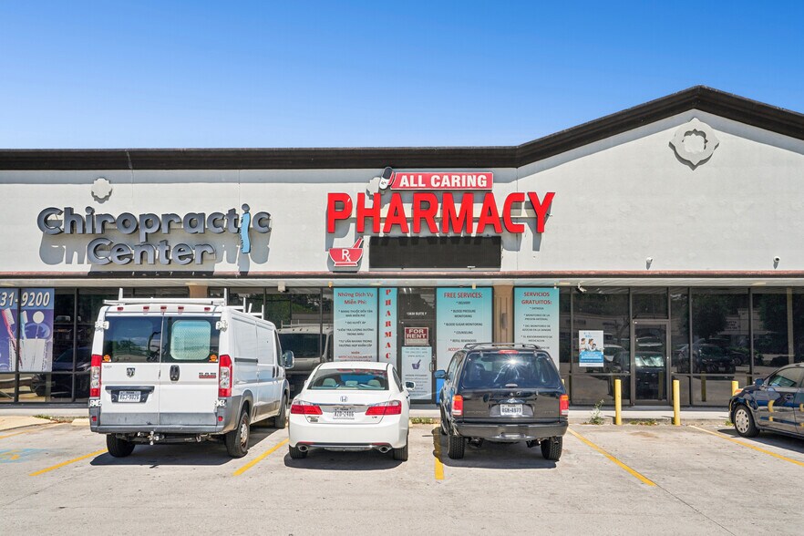 More Photos Of 13630 Veterans Memorial Dr, Houston Storefront Retail Office For Lease