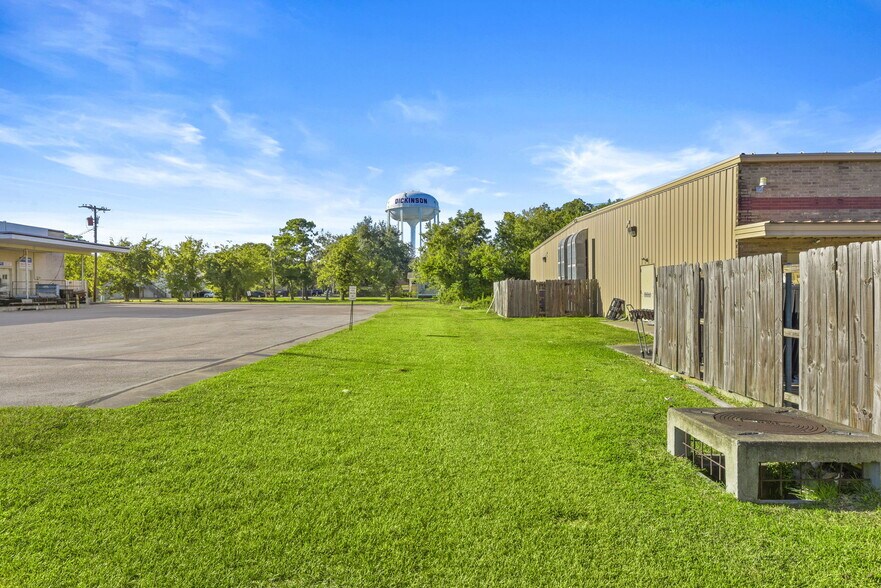More Photos Of 3817 Venzi St, Dickinson Warehouse For Sale
