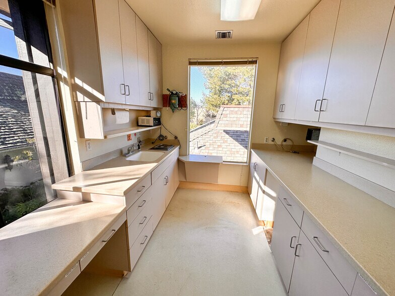 More Photos Of 26535 Carmel Rancho Blvd, Carmel Medical For Lease