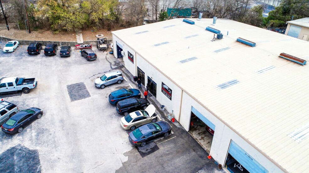 More Photos Of 7126 Eckhert Rd, San Antonio Light Manufacturing For Lease