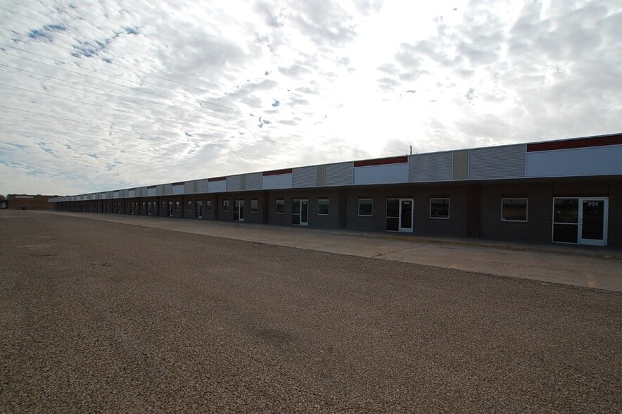 More Photos Of 302-340 E 40th St, Lubbock Unknown For Lease