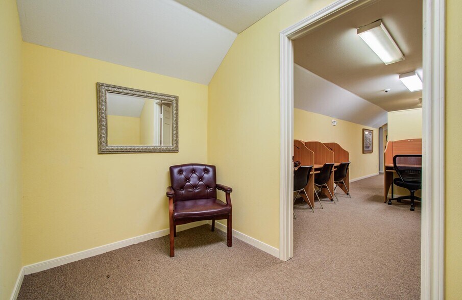 More Photos Of 11201 Steeplepark Dr, Houston Office Residential For Sale