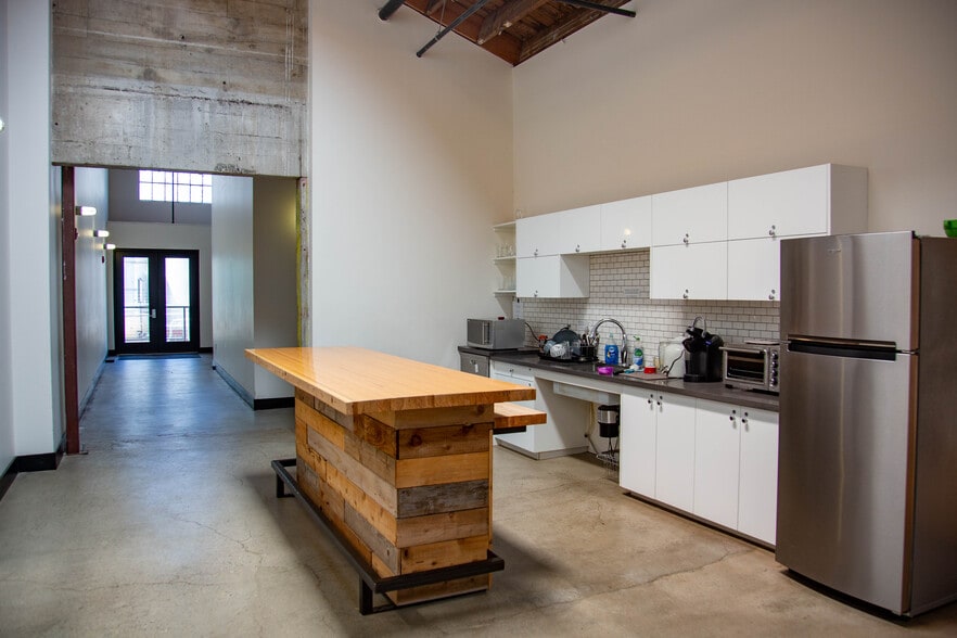 More Photos Of 2705-2715 SE 8th Ave, Portland Loft Creative Space For Lease