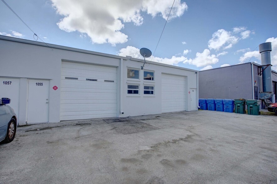 More Photos Of 1053-1057 NE 43rd St, Oakland Park Warehouse For Lease