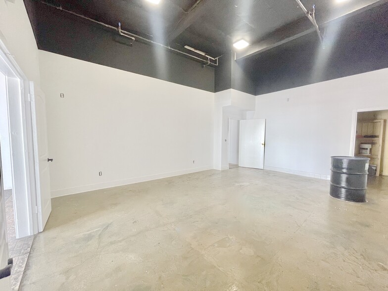 More Photos Of 1001 S Maple Ave, Los Angeles Storefront For Lease