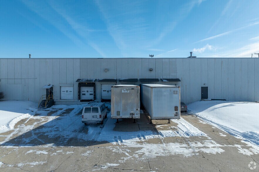 More Photos Of 6363 W 73rd St, Bedford Park Manufacturing For Lease