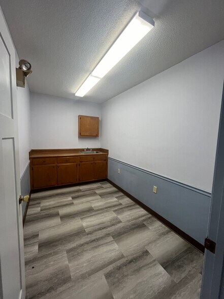 More Photos Of 303 Pineview Dr, Waycross Medical For Lease