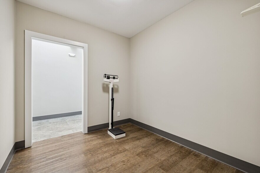 More Photos Of 1832 Memorial Dr, Clarksville Medical For Lease
