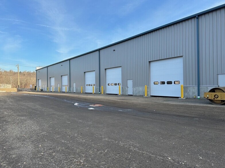 More Photos Of 984 Federal Rd, Brookfield Warehouse For Lease