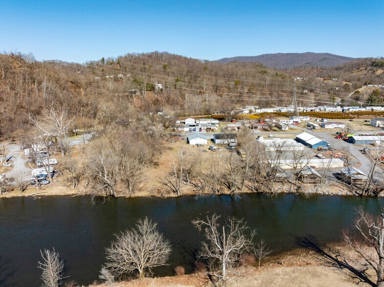 More Photos Of 217 Lovers Ln, Elizabethton Flex For Sale