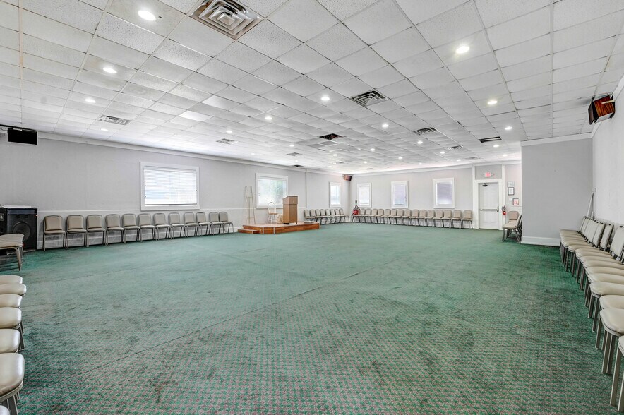 More Photos Of 300 N Cocoa Blvd, Cocoa Restaurant For Lease