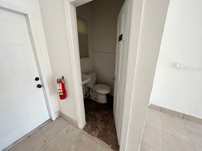 More Photos Of 1011 N Tamarind Ave, West Palm Beach Storefront For Lease