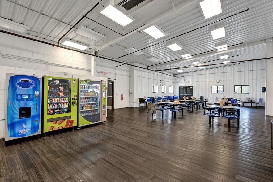 More Photos Of 315 Cassell St, Winston-Salem Distribution For Lease