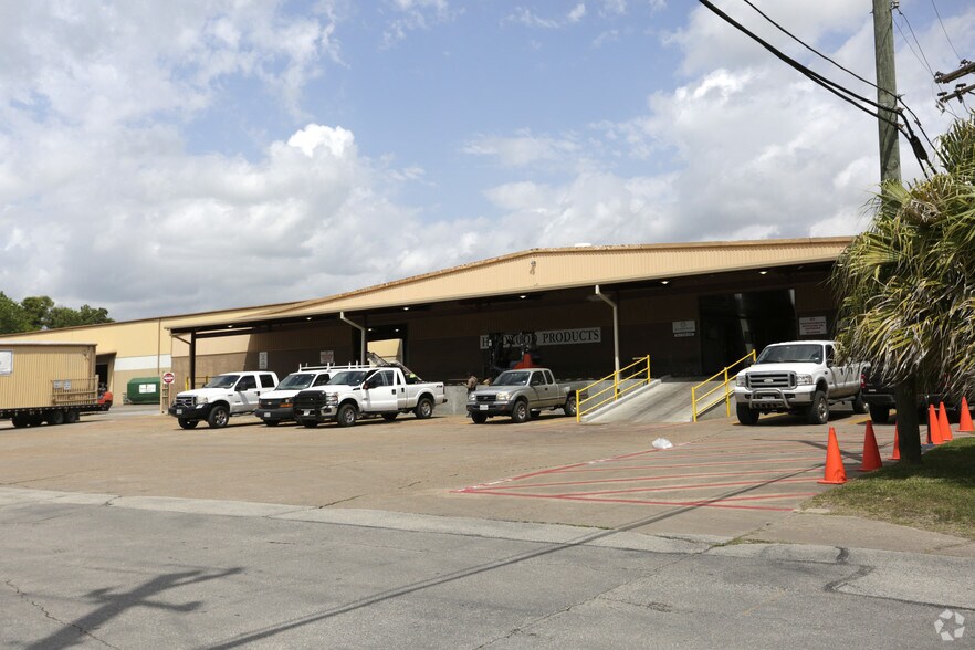 More Photos Of 1585 W Sam Houston Pky N, Houston Light Distribution For Lease