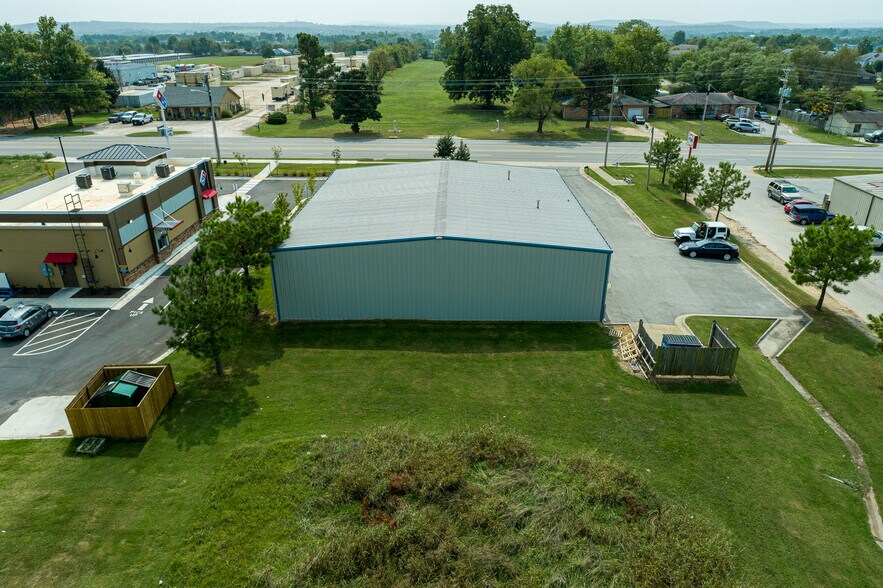 More Photos Of 2324 E Robinson Ave, Springdale Light Distribution For Sale