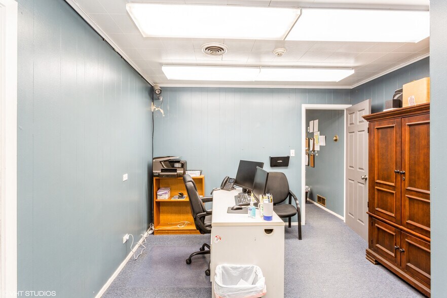 More Photos Of 7331 Ridgeway Ave, Skokie Showroom For Lease