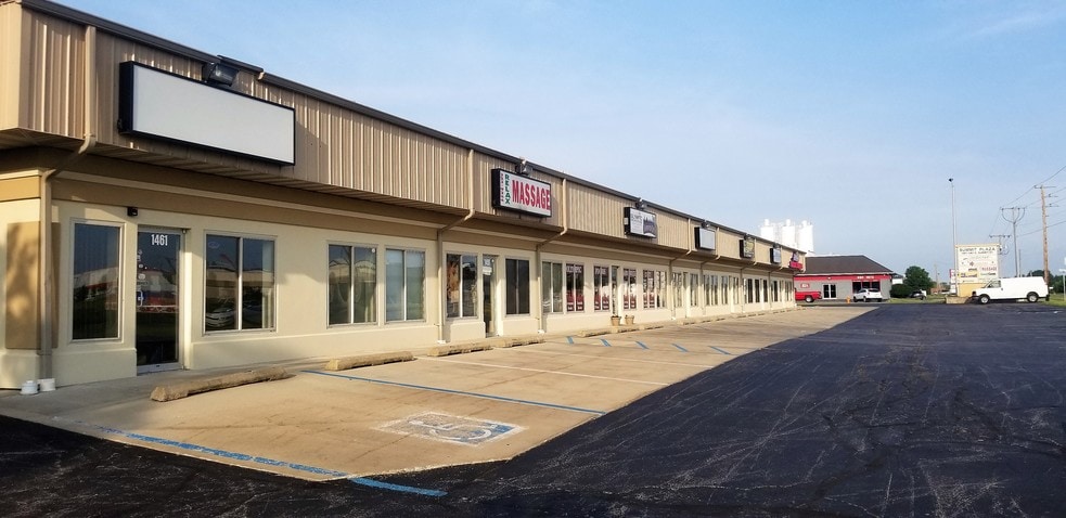 Primary Photo Of 1401-1461 E Summit St, Crown Point Storefront Retail Office For Lease