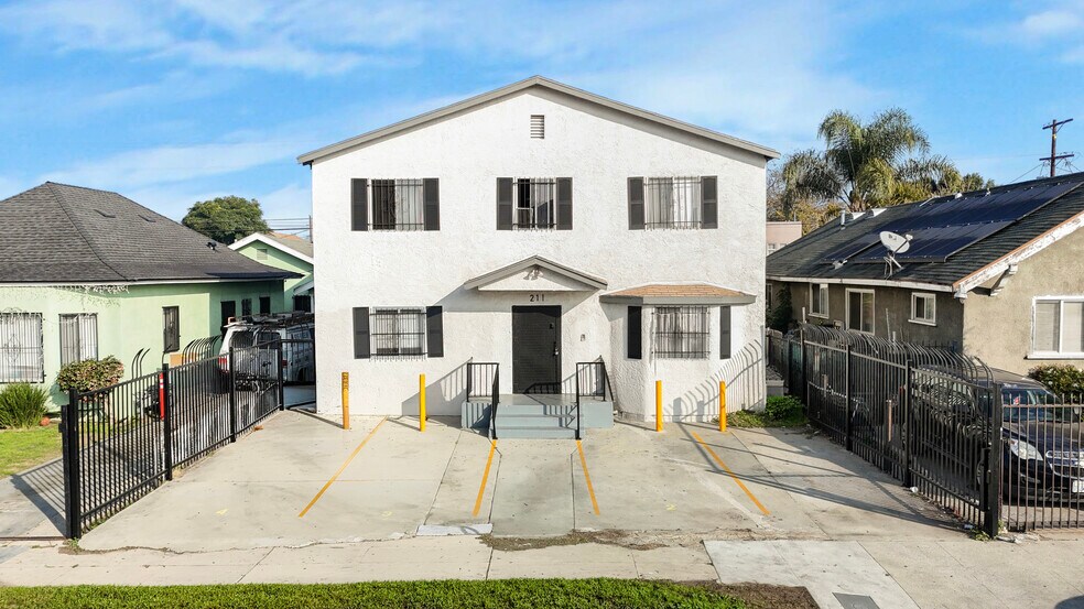 Primary Photo Of 211 E 55th St, Los Angeles Apartments For Sale