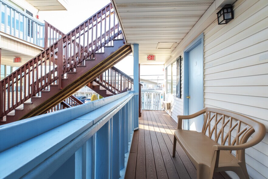 More Photos Of 198 Ashworth Ave, Hampton Hotel For Sale