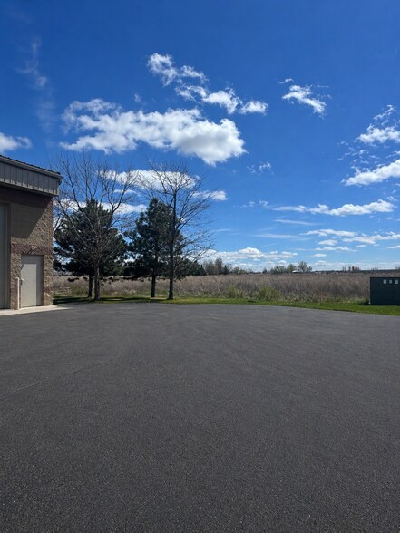 More Photos Of W5037 Amy Ave, Kaukauna Service For Lease