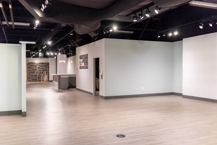 More Photos Of 495 S Grand Central Pky, Las Vegas Showroom For Lease