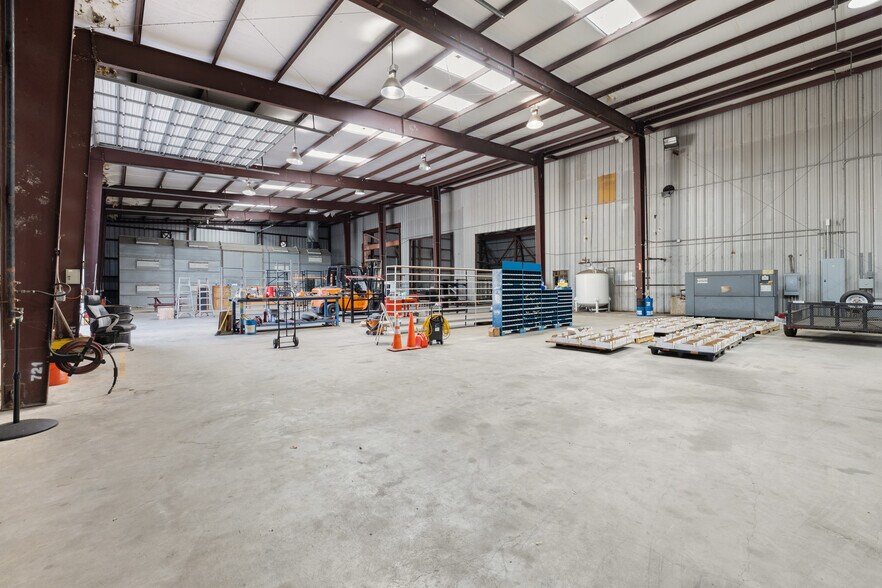 More Photos Of 12050 Proctor St, Houston Warehouse For Lease