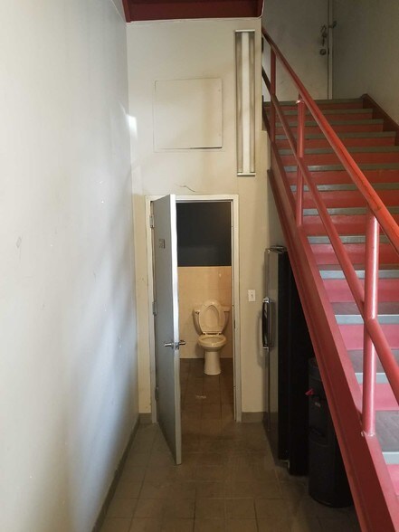 More Photos Of 5636 59th St, Maspeth Warehouse For Lease