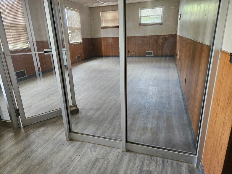 More Photos Of 1230 S Expressway Dr, Toledo Manufacturing For Lease