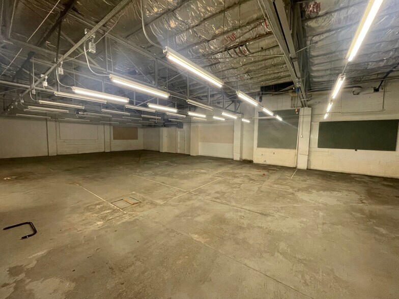 More Photos Of 319 N Mission St, Mt Pleasant Showroom For Sale