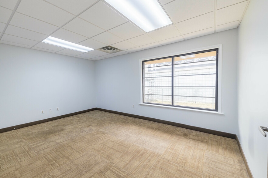 More Photos Of 25354 Evergreen Rd, Southfield Medical For Lease