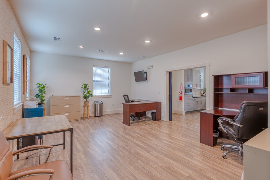 More Photos Of 210 E Church St, Weatherford Office Residential For Lease